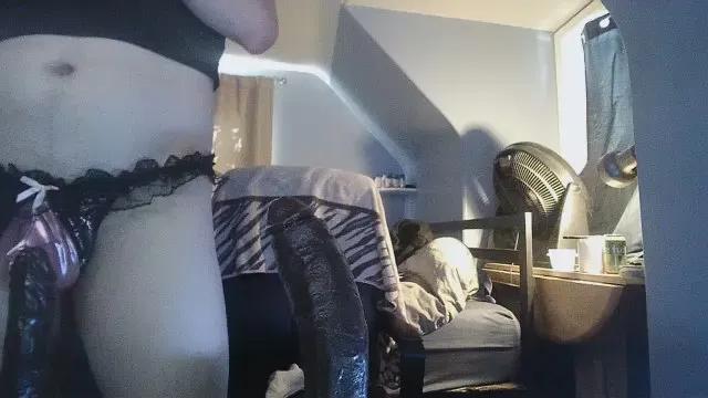 44Alexthebard44 on Cam4 