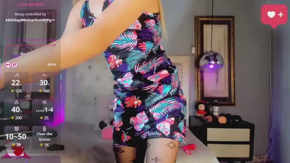 littleguuyx18 on Cam4 