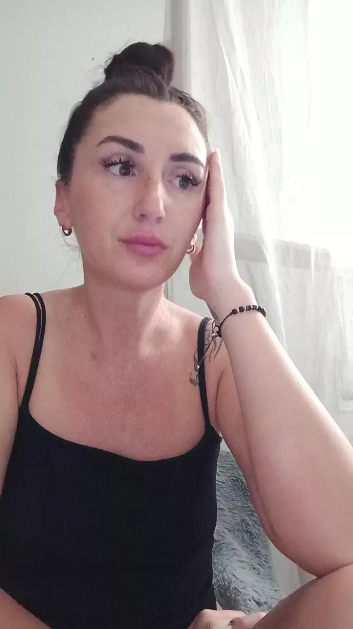 Lola05love on Cam4 
