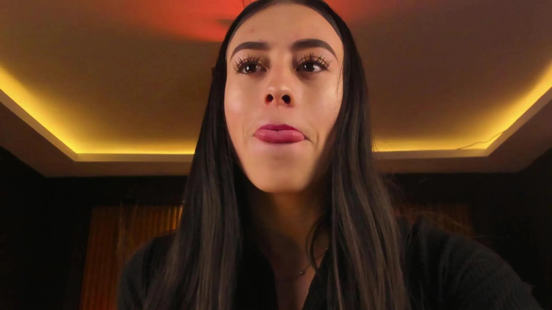 Saracollins1 on Cam4 