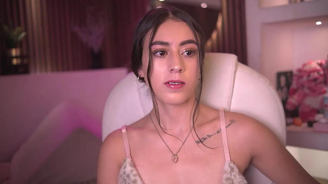 Saracollins1 on Cam4 