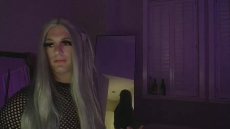 SissyTrixiee on Cam4 