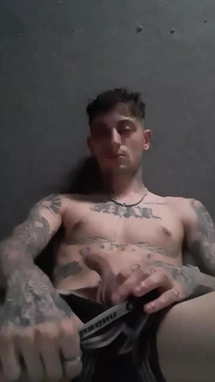 Tattooboy_19 on Cam4 