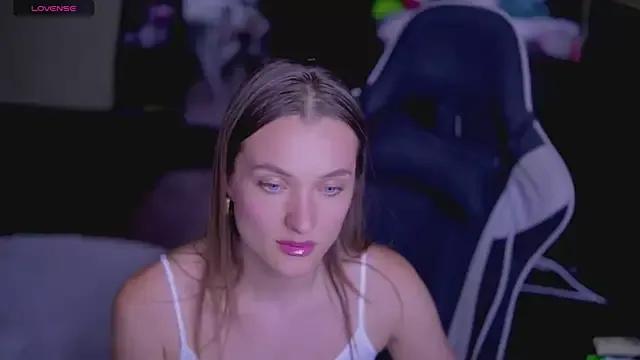 EmmySkyy on StripChat 