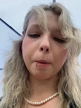 EveLittleSinner on StripChat 