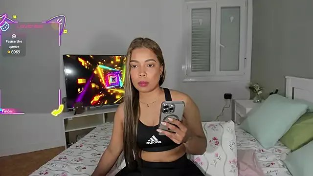 Izadi_7 on StripChat