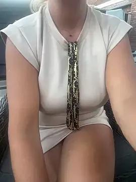 JenniLowen on StripChat 