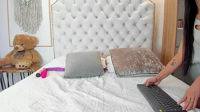 JulianaValencia on StripChat