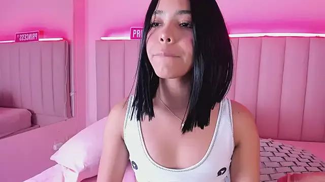 KellyOlsenbe on StripChat 