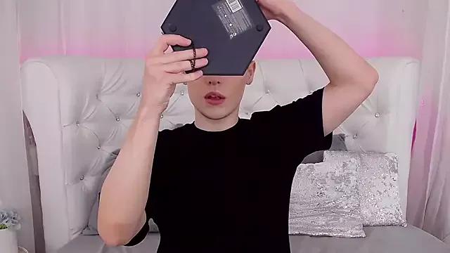 RobbyCharming on StripChat 