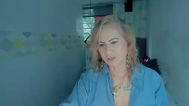 ScarletHoot_ on StripChat