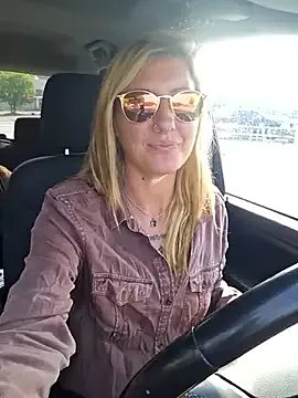 SheIsSomething on StripChat