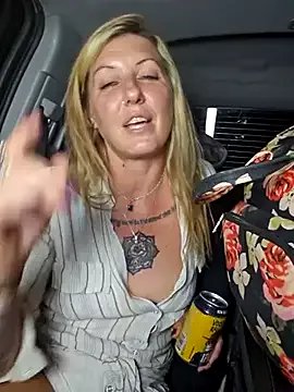 SheIsSomething on StripChat