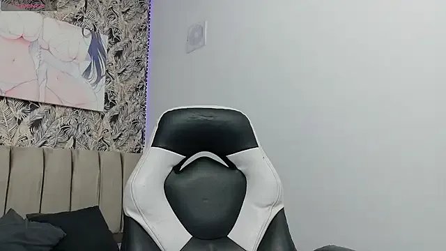 Tinyscarlett — Play pussy with dildo in public